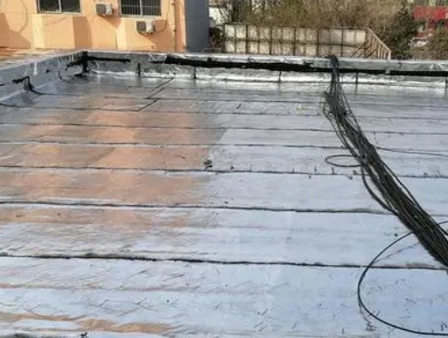 巴林右卫生间漏水维修公司分享下巴林右屋面楼顶防水刚性防水层施工要点。